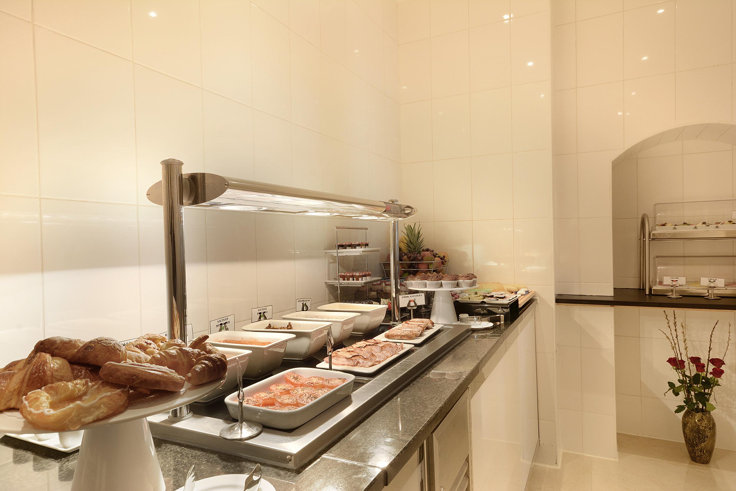 Park Grand London Lancaster Gate Londres Exterior foto A buffet at a hotel