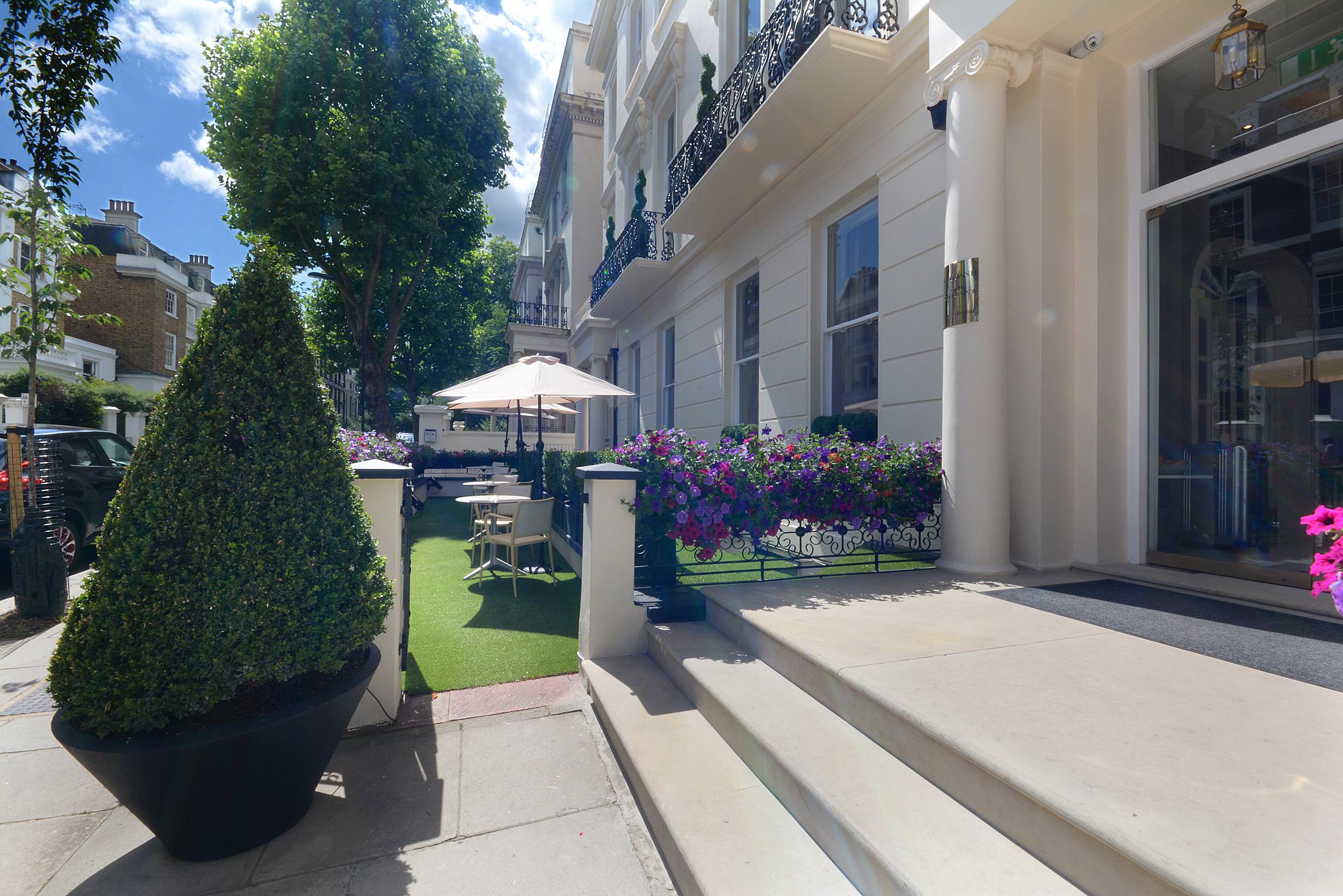 Park Grand London Lancaster Gate Londres Exterior foto The courtyard at 100 Eaton Square