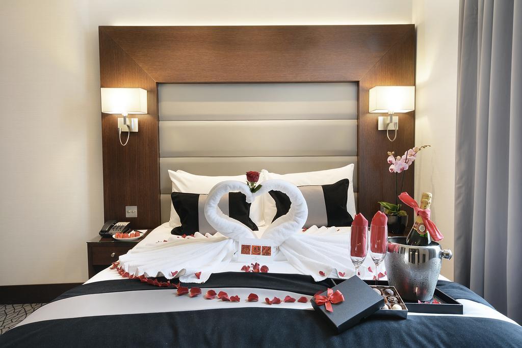 Park Grand London Lancaster Gate Londres Exterior foto A bed decorated for a honeymoon