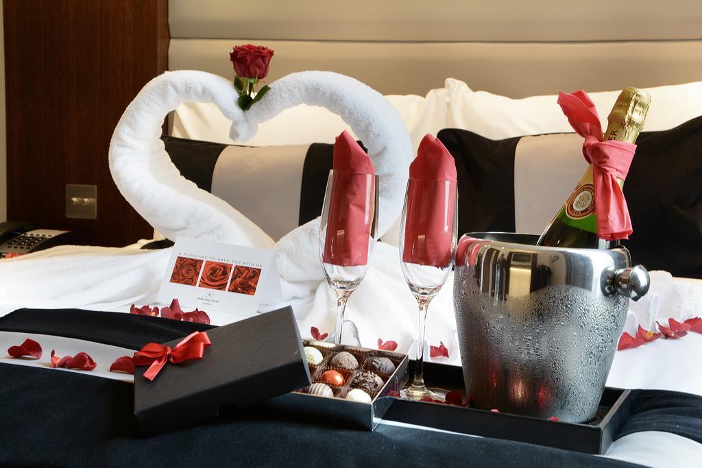 Park Grand London Lancaster Gate Londres Exterior foto A romantic setting in a hotel room