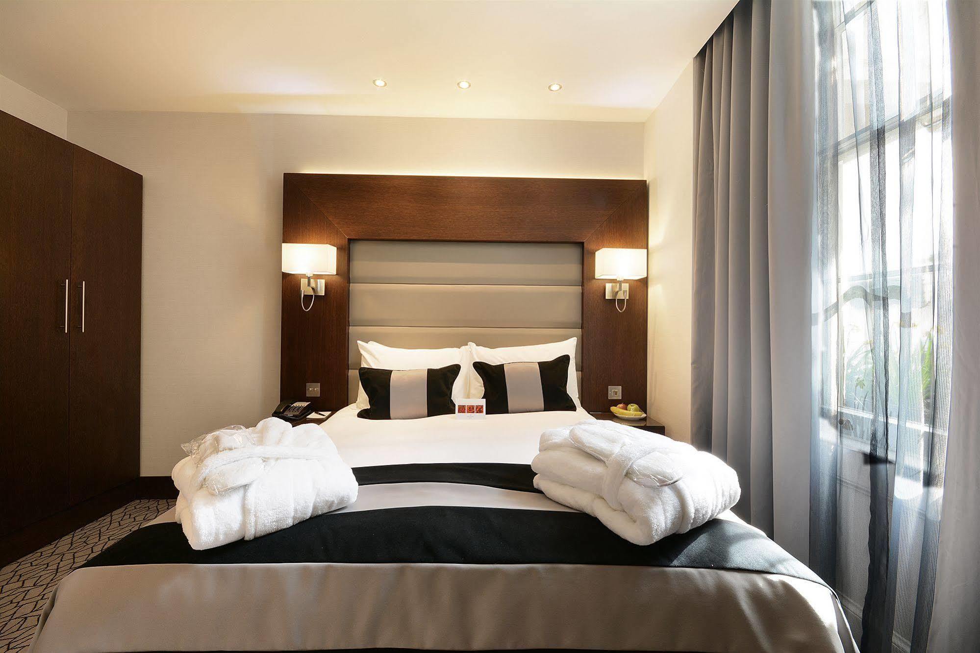 Park Grand London Lancaster Gate Londres Exterior foto A bedroom at the hotel