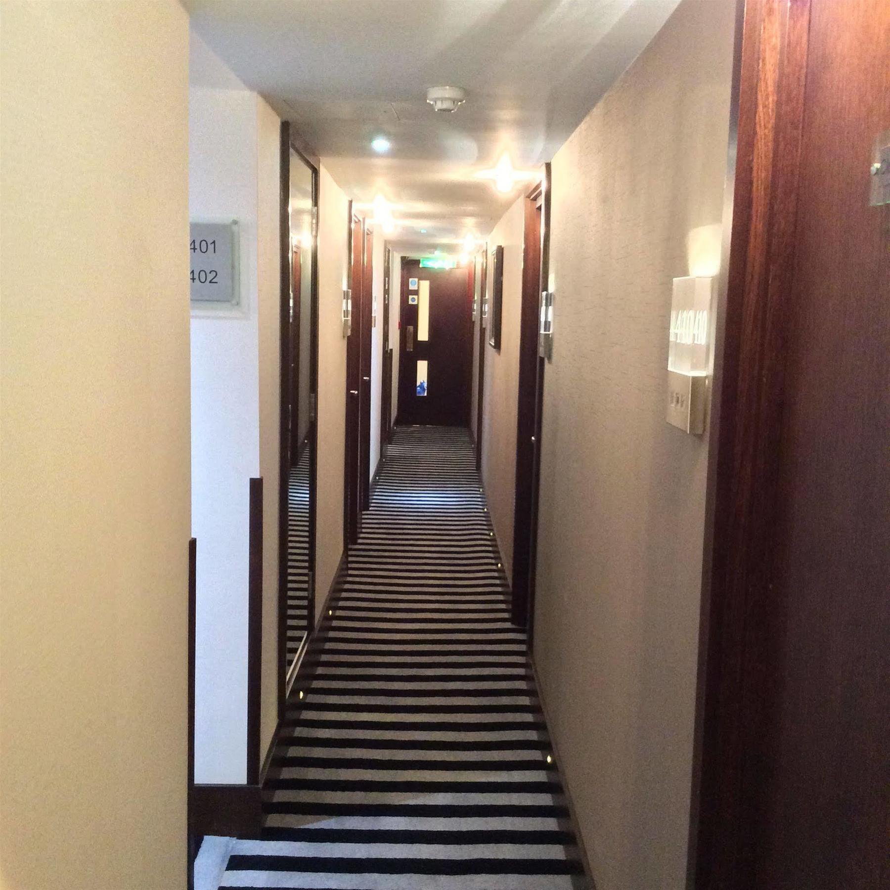 Park Grand London Lancaster Gate Londres Exterior foto A typical hotel corridor